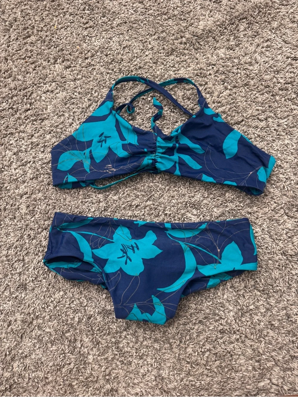 Fused Hawaii women’s size medium.. selling as a lot. - Picture 2 of 8